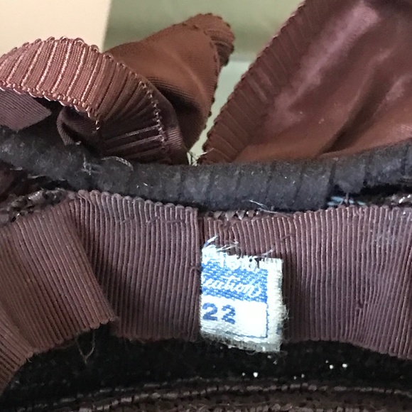 HIGH FASHION 1930s\' BROWN STRAW TILT TOQUE WITH A CLUSTER OF PEARLS/LEAVES/VEIL main image 4